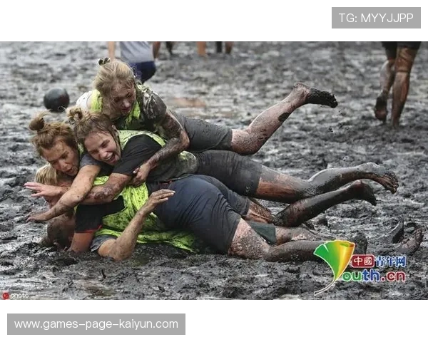 美式足球赛场暴雨成沼泽！球员全身泥浆