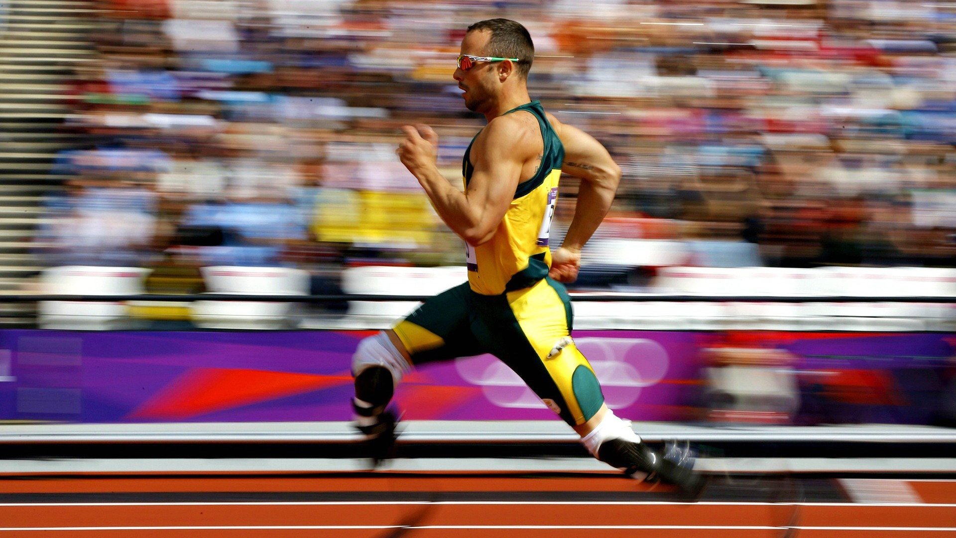 地铁站“静默深蹲挑战” 等车同时完成腿部训练